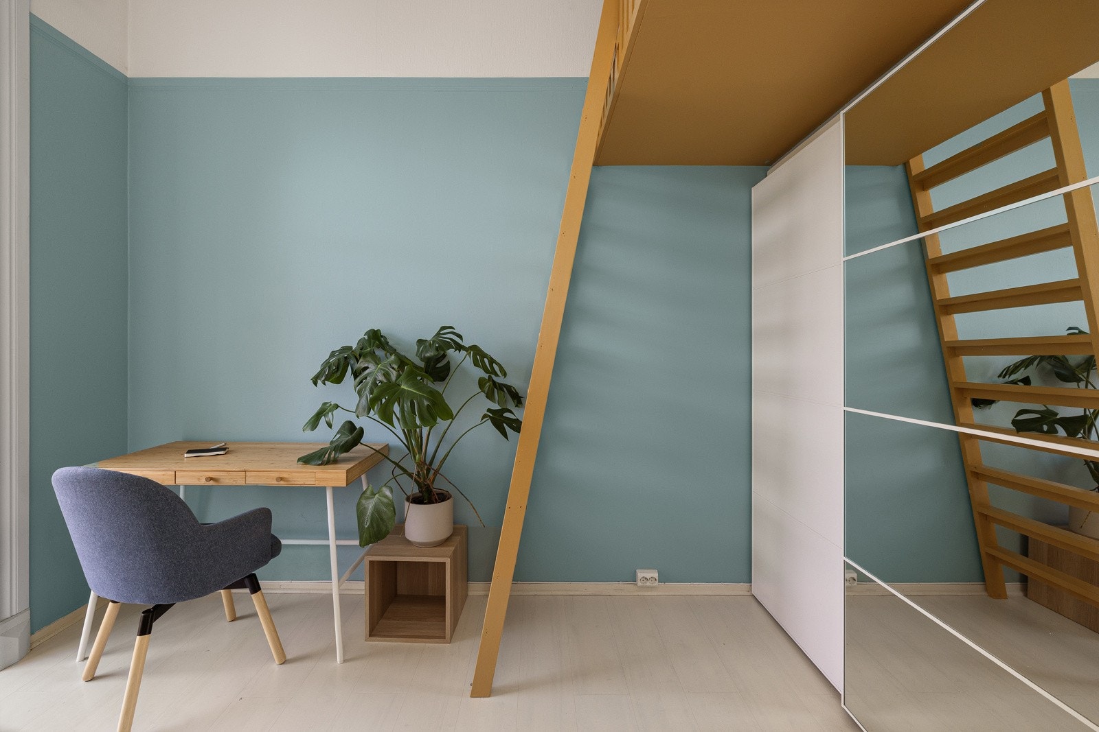 God standard med lysmalt parkett på gulv og glatte malte overflater. Galleribilde