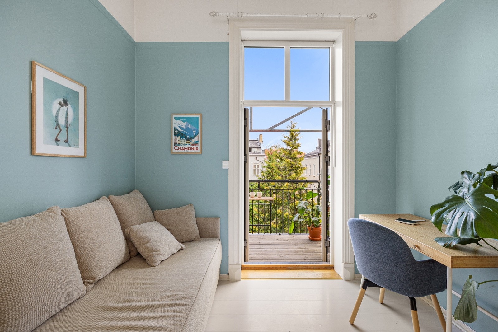 De doble balkongdørene med vindu var nye i 2023 og sørger for flott lysinnslipp. Galleribilde