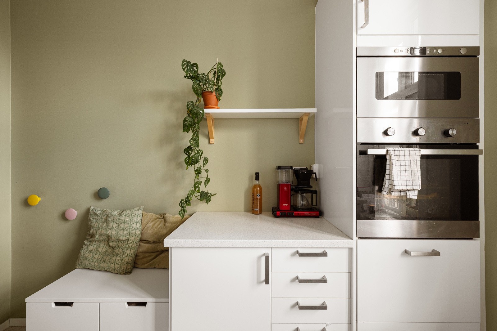 Medfølgende hvitevarer som nedfelt induksjonstopp, stekeovn og mikrobølgeovn i høyskap, oppvaskmaskin. Galleribilde