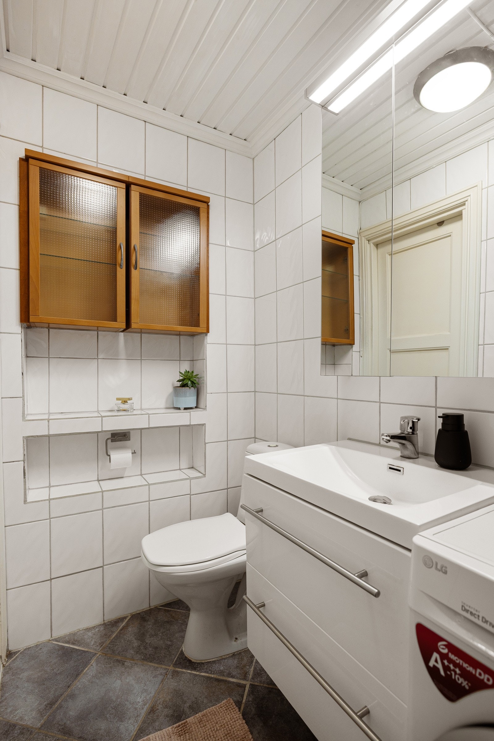 Baderommet er også utstyrt med dusjhjørne med innfellbare glassdører og både hånd- og regnfallsdusj, samt gulvstående toalett. Galleribilde