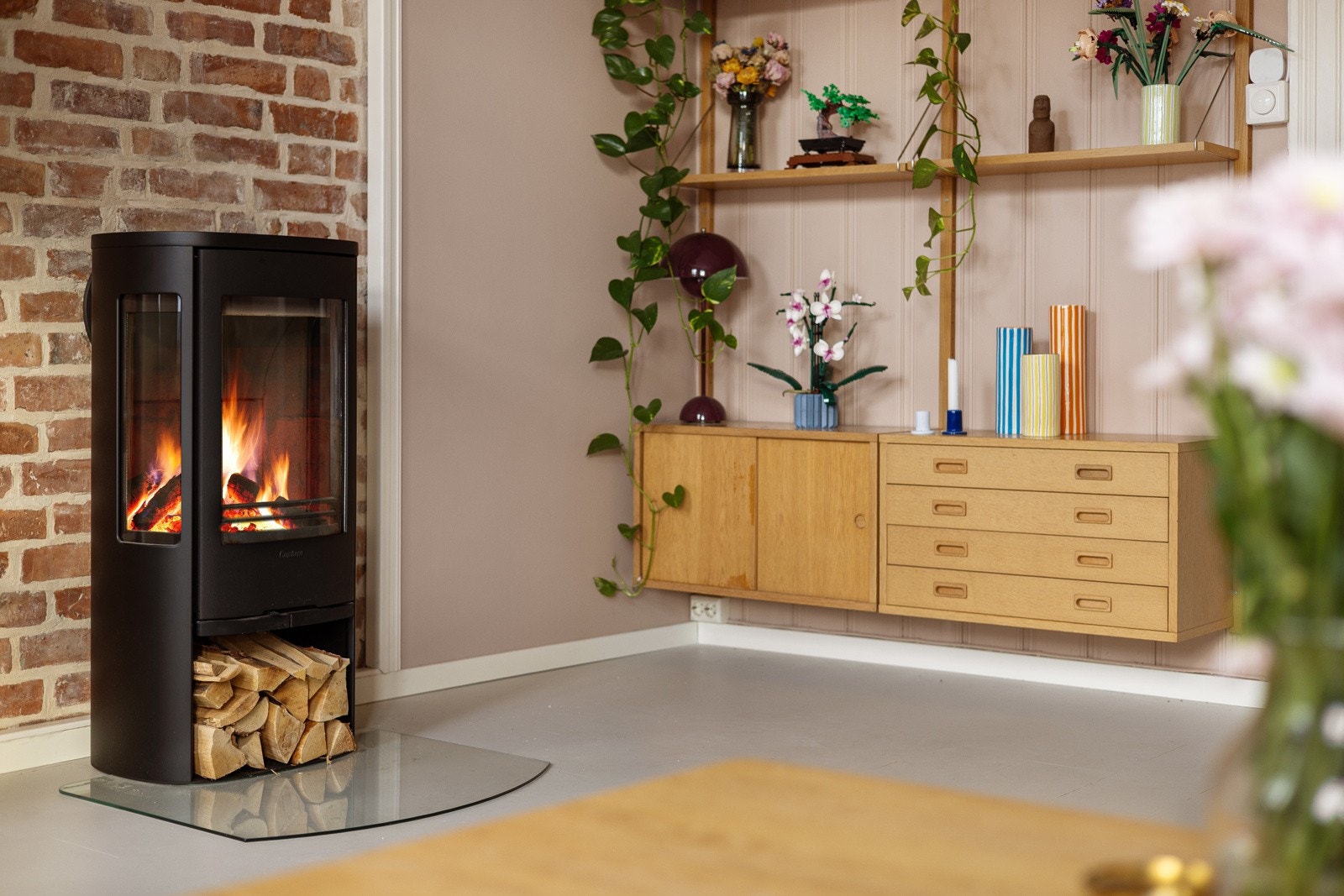 Som et fint midtpunkt i stuen er det en koselig vedovn som både gir god varme og bidrar til ekstra hygge. Galleribilde