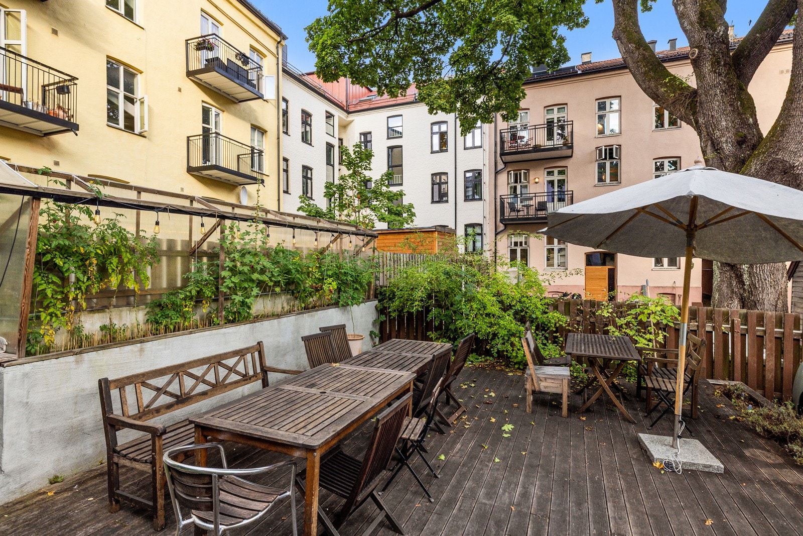 Borettslaget har oppmerkede parkeringsplasser som kan leies av andelseiere. Hver leilighet har rett til én fast biloppstillingsplass. Galleribilde