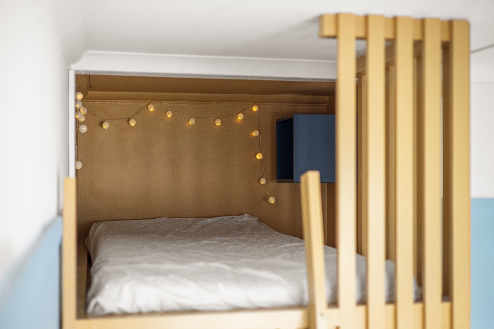 Den gode takhøyden er praktisk utnyttet med en koselig sovehems. Galleribilde