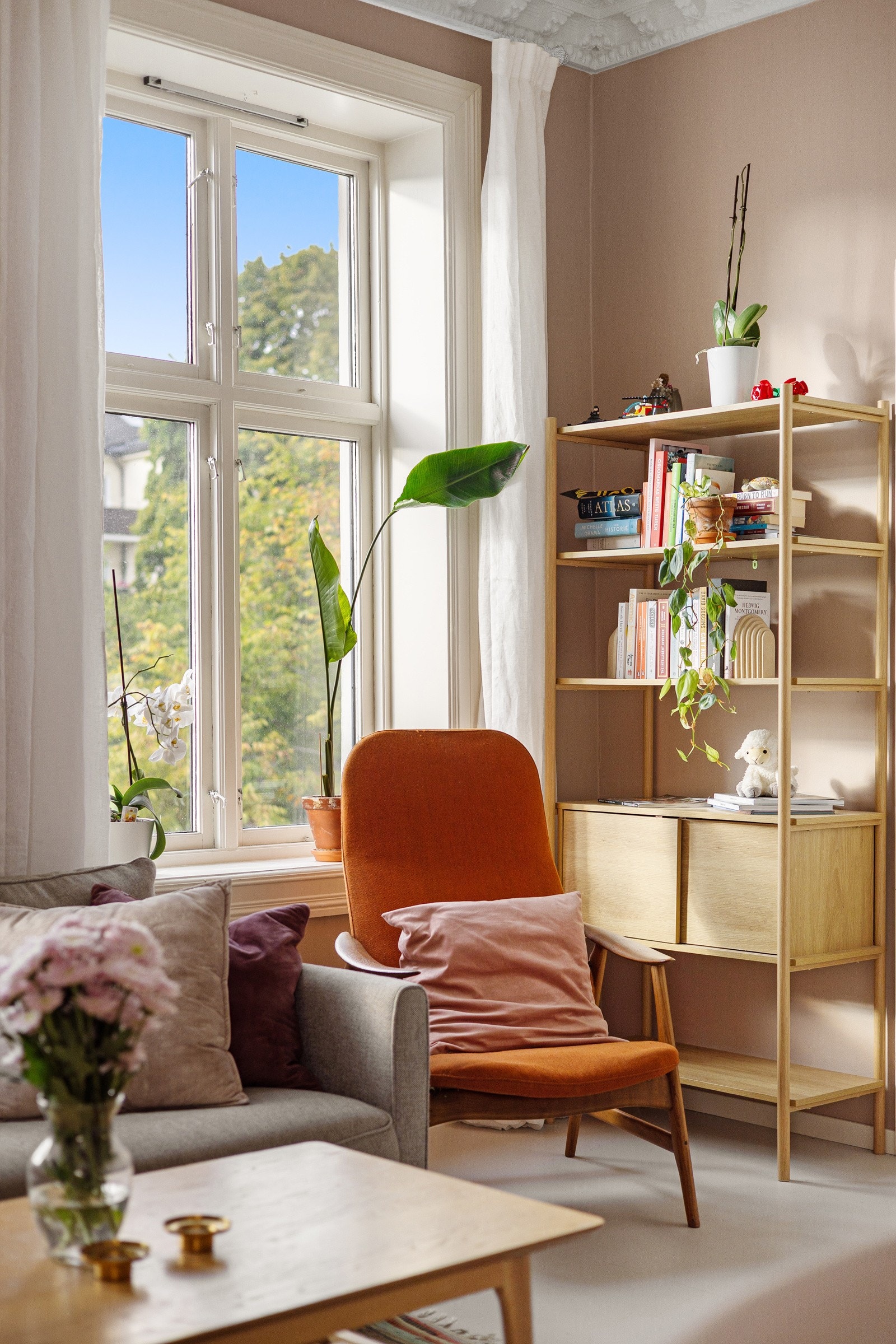 Alle vinduene i leiligheten har fine brede vinduskarmer for planter og dekor. Galleribilde