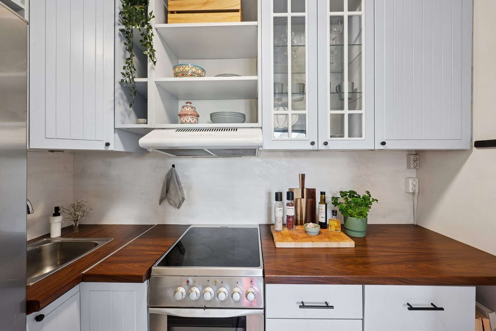 Kjøkkenet er ca. 3,5 m² og har en pen kjøkkeninnredning med folierte skrog, slette fronter og laminert benkeplate. Galleribilde