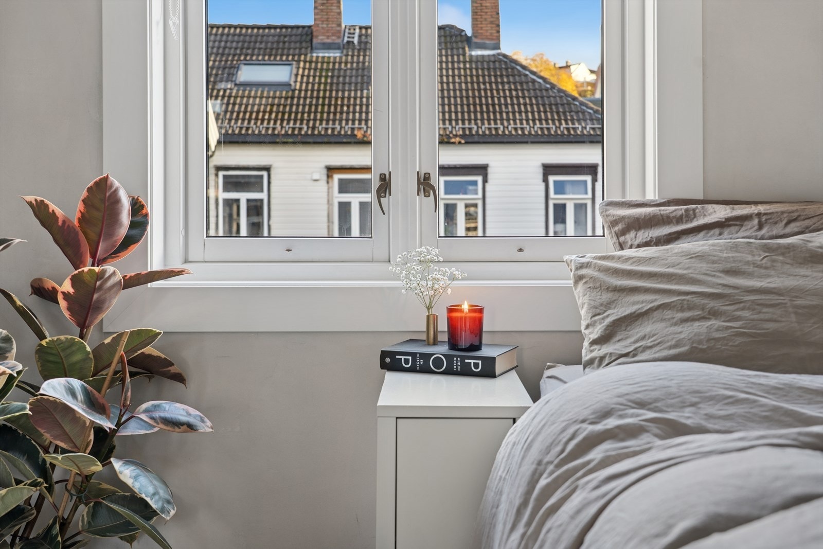 Soverommet ligger vendt inn mot en rolig bakgård. Galleribilde