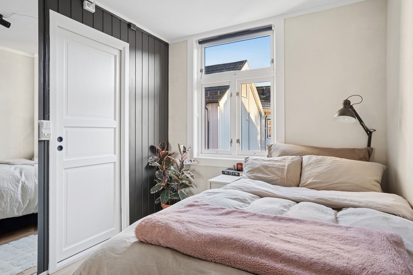 Soverommet har god plass til stor seng og skyvedørsgarderobe. Det er skyvedør inn til badet. Galleribilde