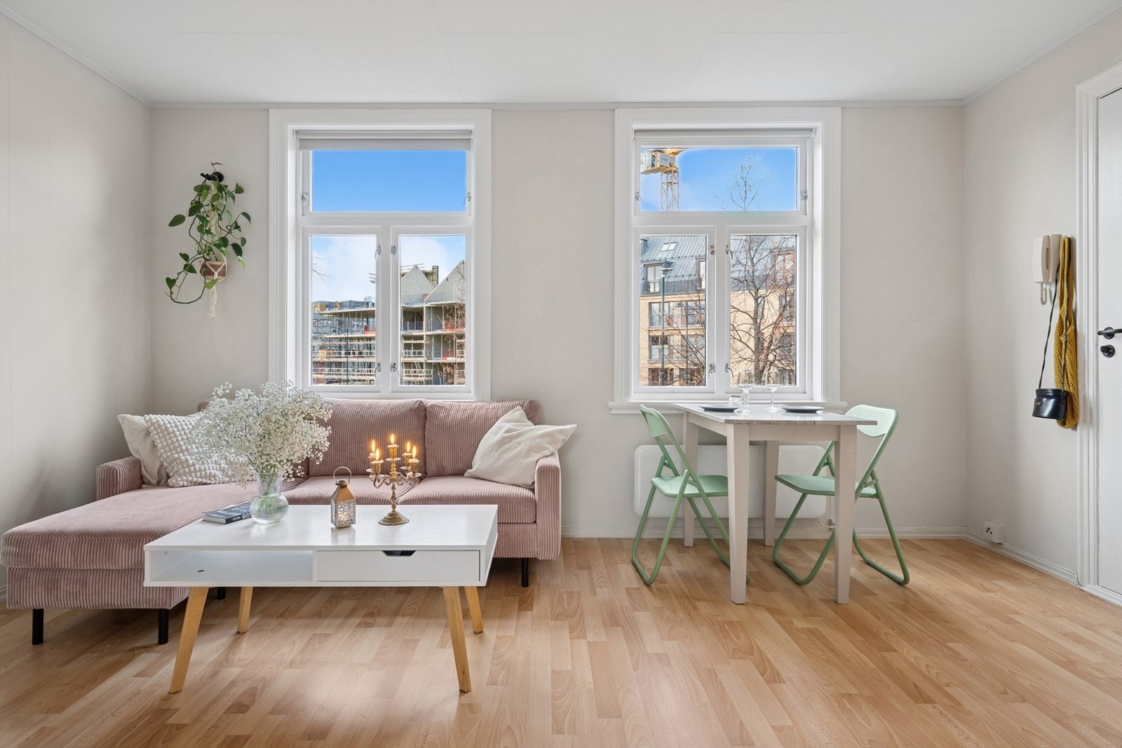 Stuen er ca. 17,2 m² og har gode vindusflater som gir mye naturlig lysinnslipp og bidrar til en behagelig romfølelse. Galleribilde