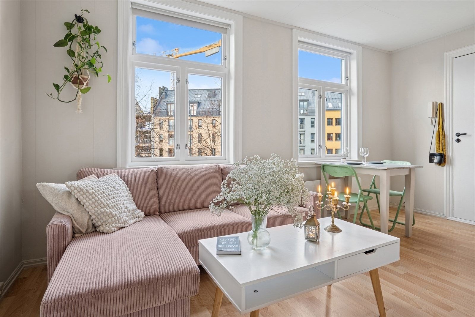 Stuen har god plass til flere typer sofaløsninger. Galleribilde