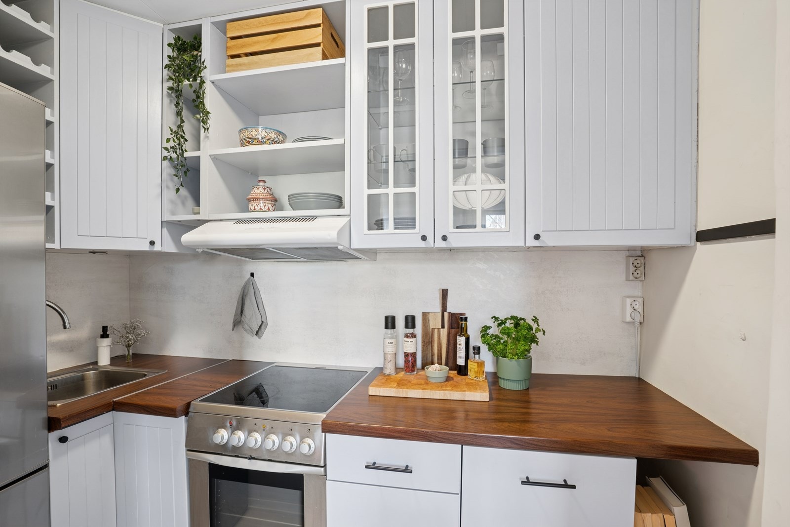 Kjøkkenet er utstyrt med ventilator med kullfilter og lekkasjevakt. Hvitevarer som oppvaskmaskin er integrert, og det er en frittstående komfyr. Galleribilde