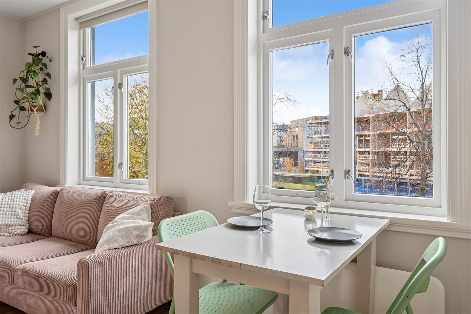 Stuen er malt i en moderne veggtone. Galleribilde