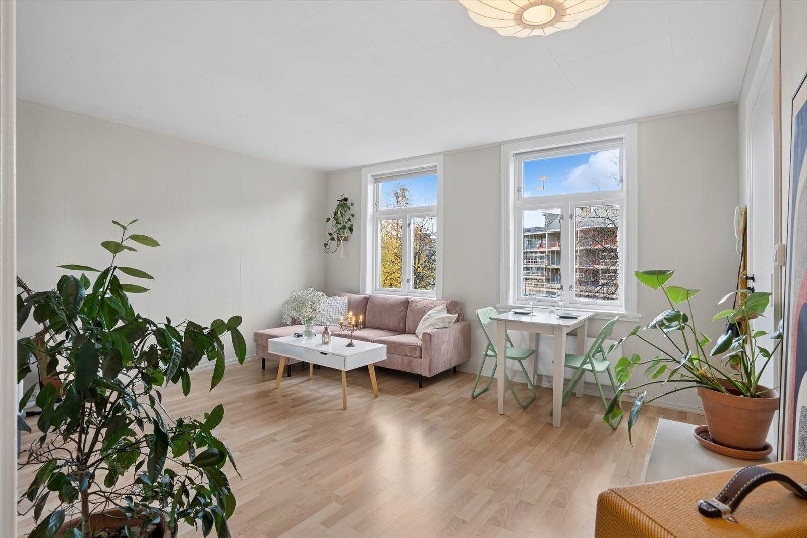 En romslig og strøken 2-roms selveier i andre etasje i klassisk bygård. Ypperlig beliggenhet like ved sentrum og Solsiden. Galleribilde