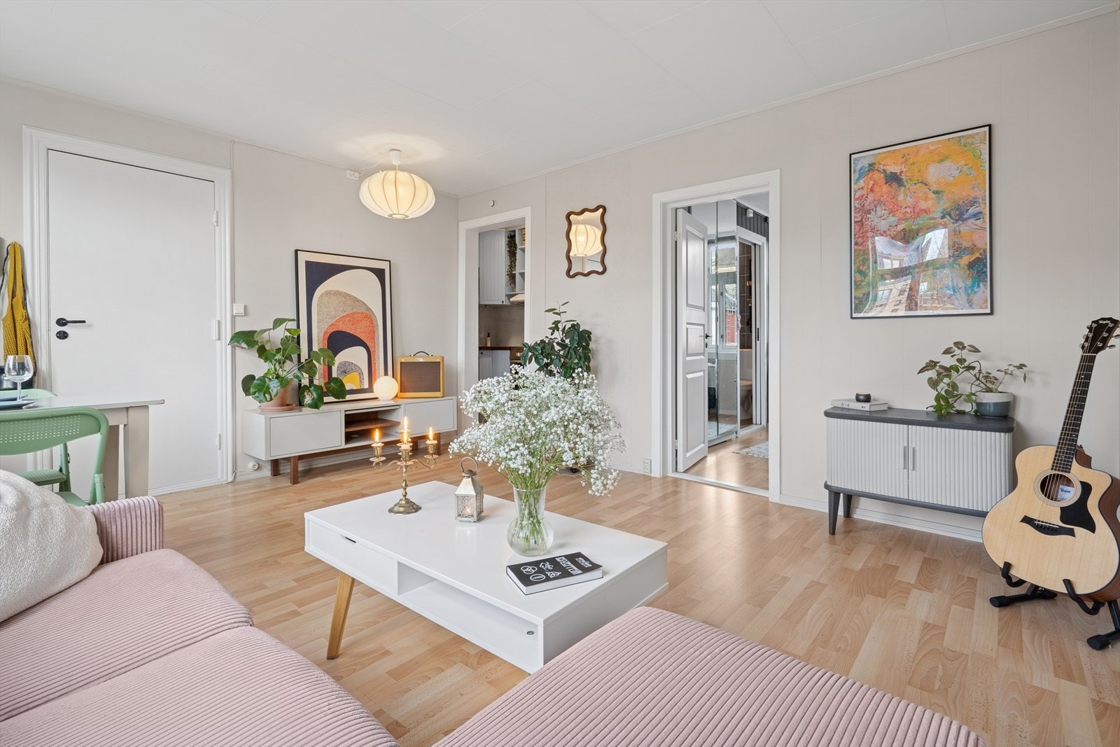 Leiligheten ligger i byggets andre etasje og har en smart- og praktisk planløsning. Galleribilde