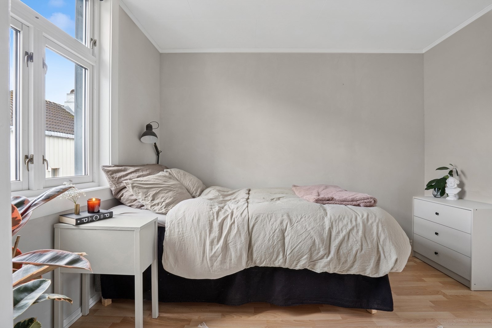 Leiligheten har et romslig og lunt soverom på ca. 9 m². Galleribilde