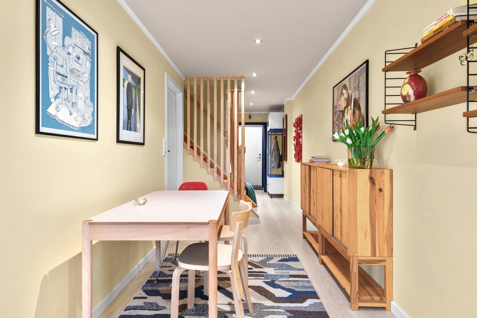 Overflatene i leiligheten har nylig blitt freshet opp ved sparkling og maling. Galleribilde