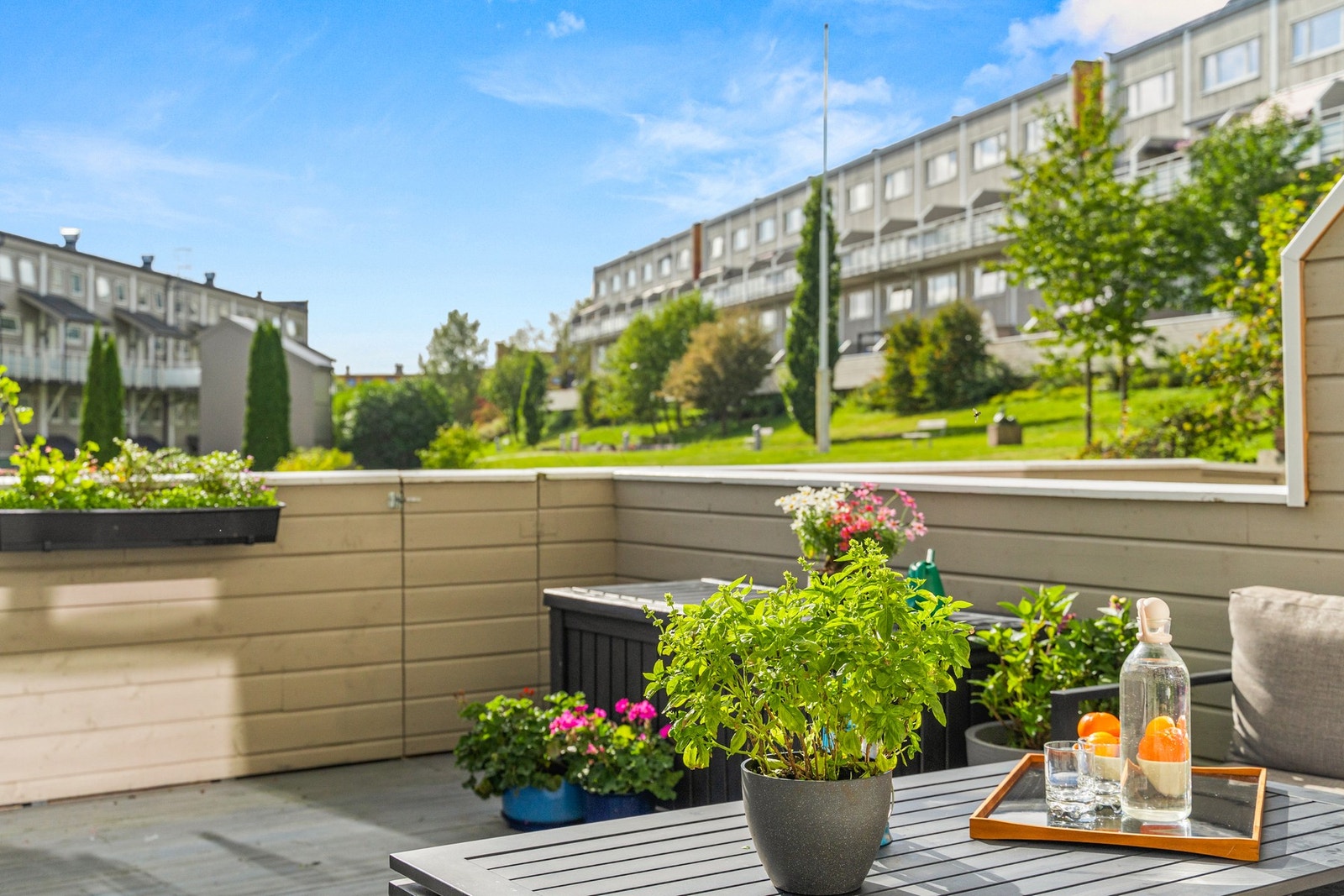 Stor terrasse på 22 kvm med direkte tilgang til grønne fellesarealer. Galleribilde