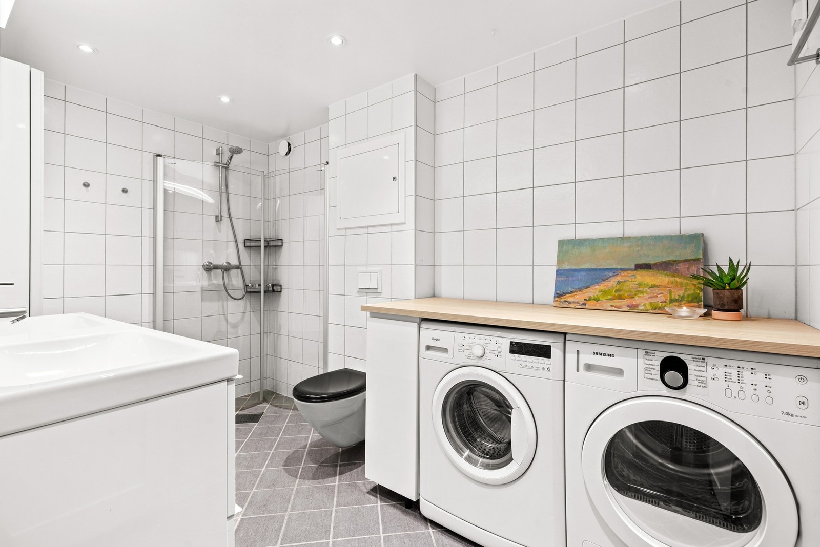 Badet ble totalt modernisert og utvidet i regi av borettslaget i 2016. God kvalitet og høy standard. Galleribilde