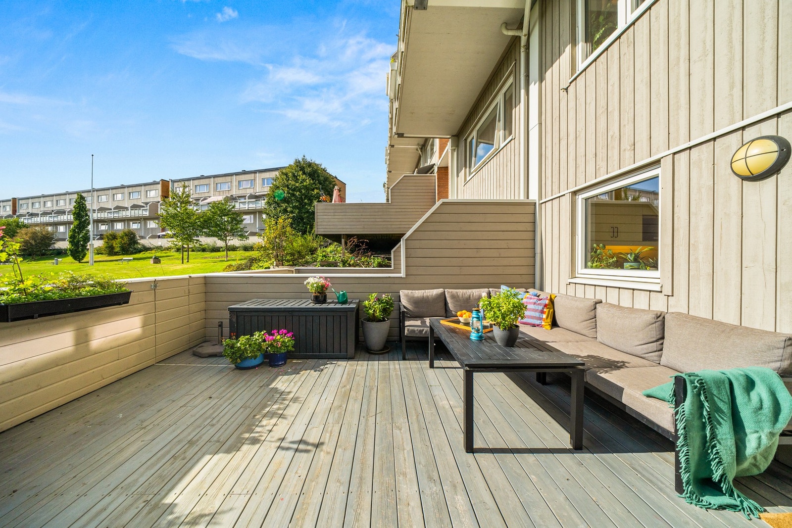 Sydvendt med sol fra tidlig formiddag til kveld i rolige omgivelser. Masse plass til forskjellige soner for møblering og spisegrupper. Galleribilde