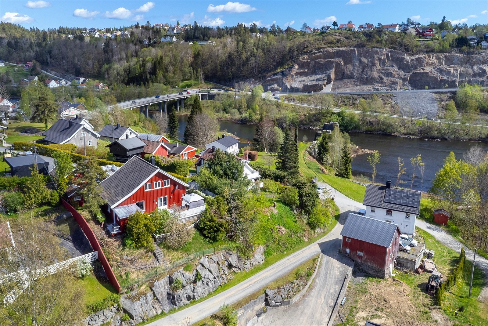 Froland barne- og ungdomsskole med idrettsanlegg og Frolandia med svømmehall er ikke langt unna Galleribilde