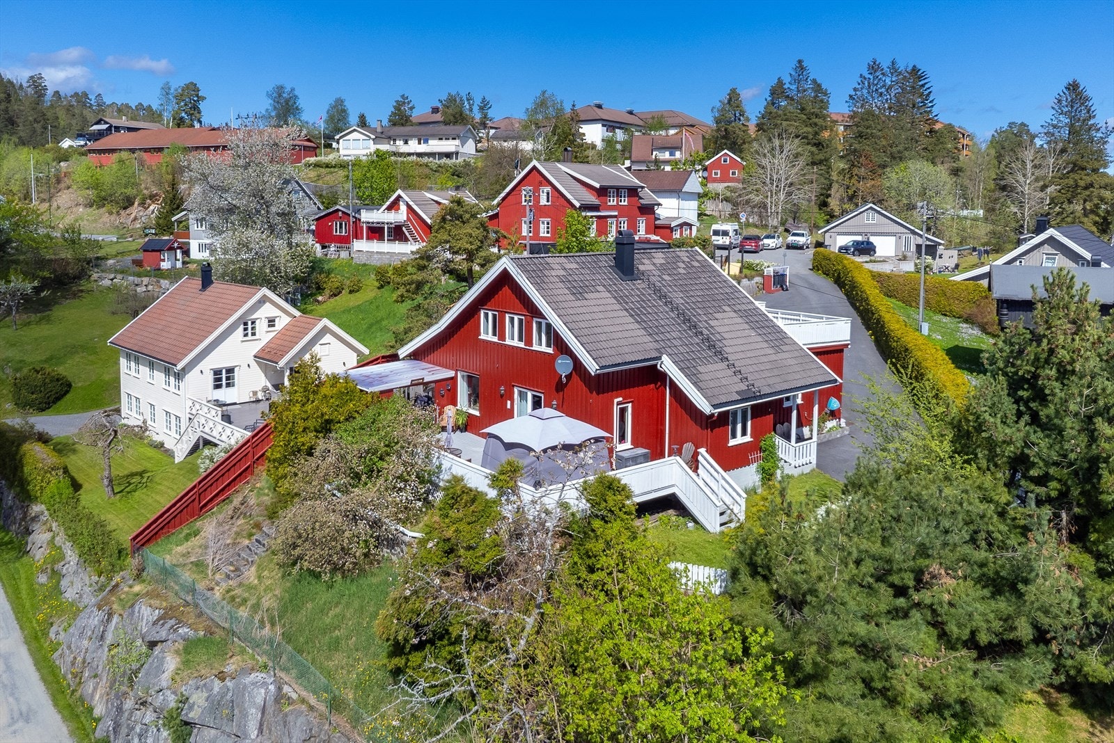 2 store terrasser der den ene har flott utsikt ned mot Nidelva Galleribilde
