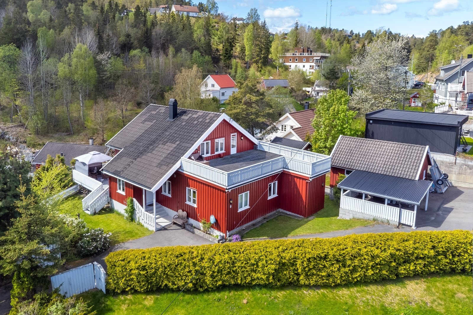 Flere fine uteplasser som innbyr til lek og sosialt samvær Galleribilde