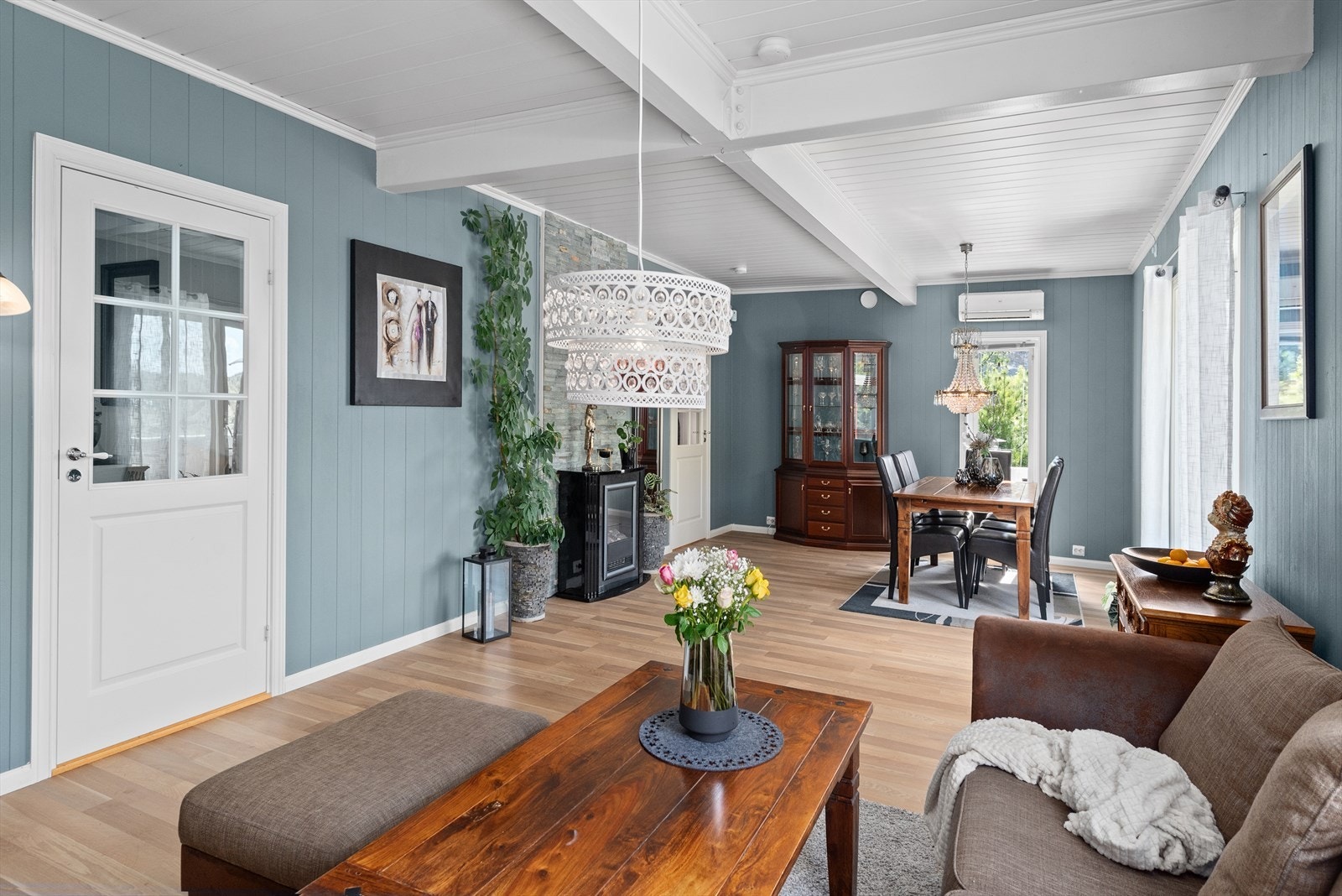 I stuen er det god plass til både sofa- og spisegruppe Galleribilde