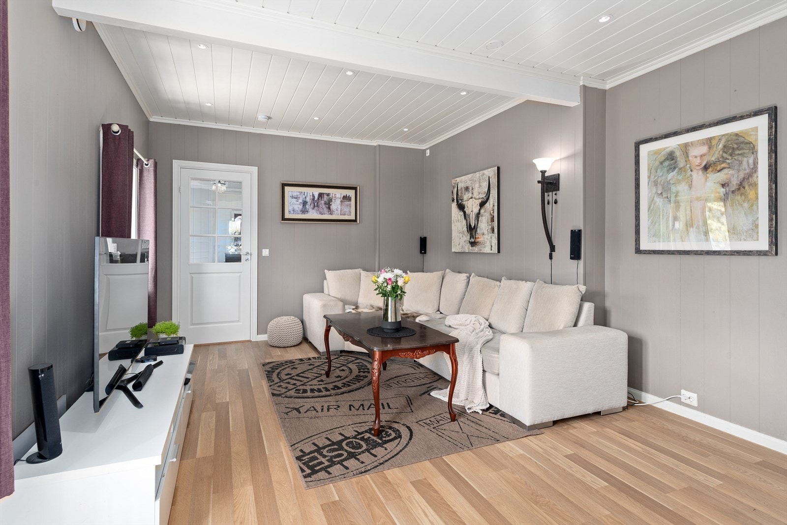 God plass til sofagruppe og tilhørende møblement Galleribilde