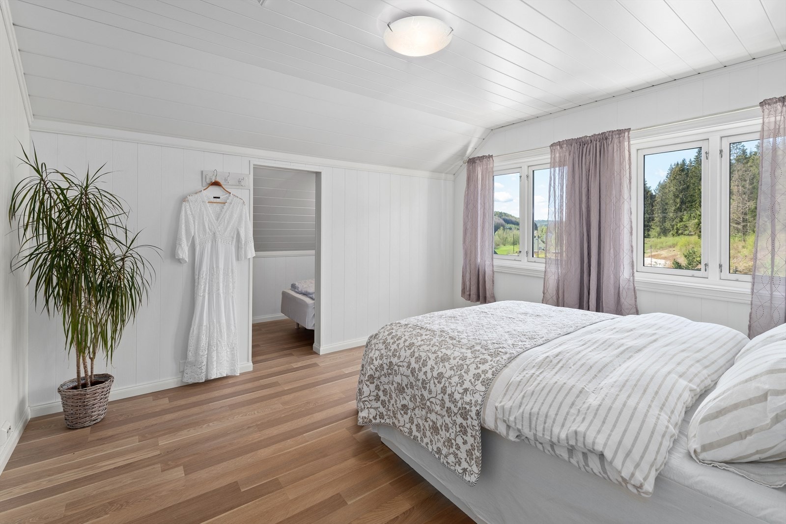 3/5 soverom: Meget romslig med mye garderobeplass Galleribilde