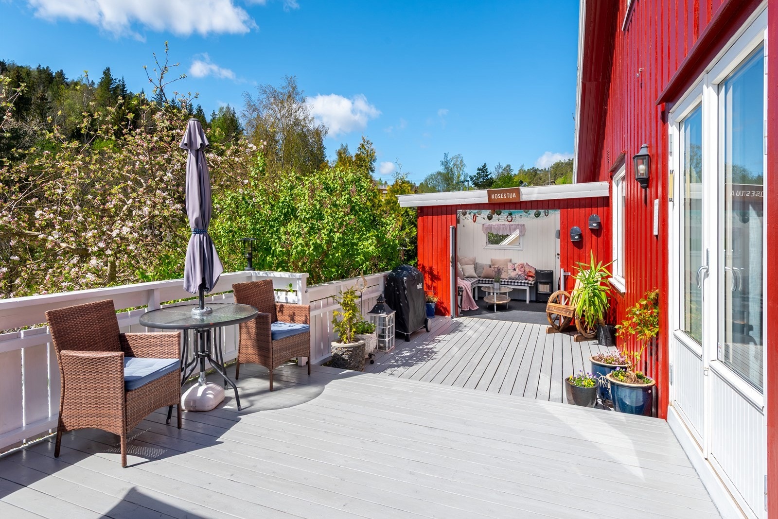 Godt med plass på terrassen og i hyggelig sommerstue Galleribilde