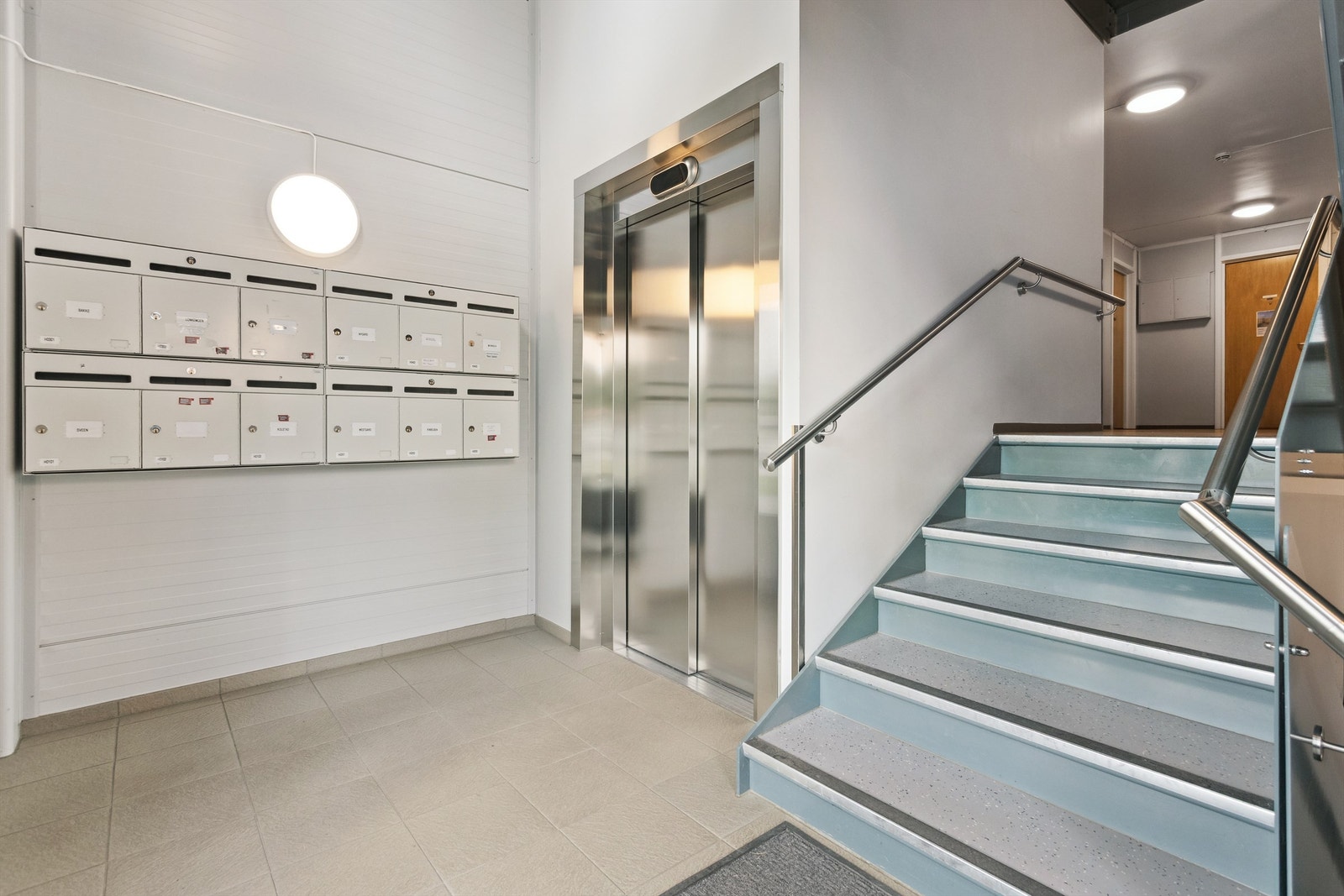 Postkassene er i trapperommet ved heissjakten Galleribilde