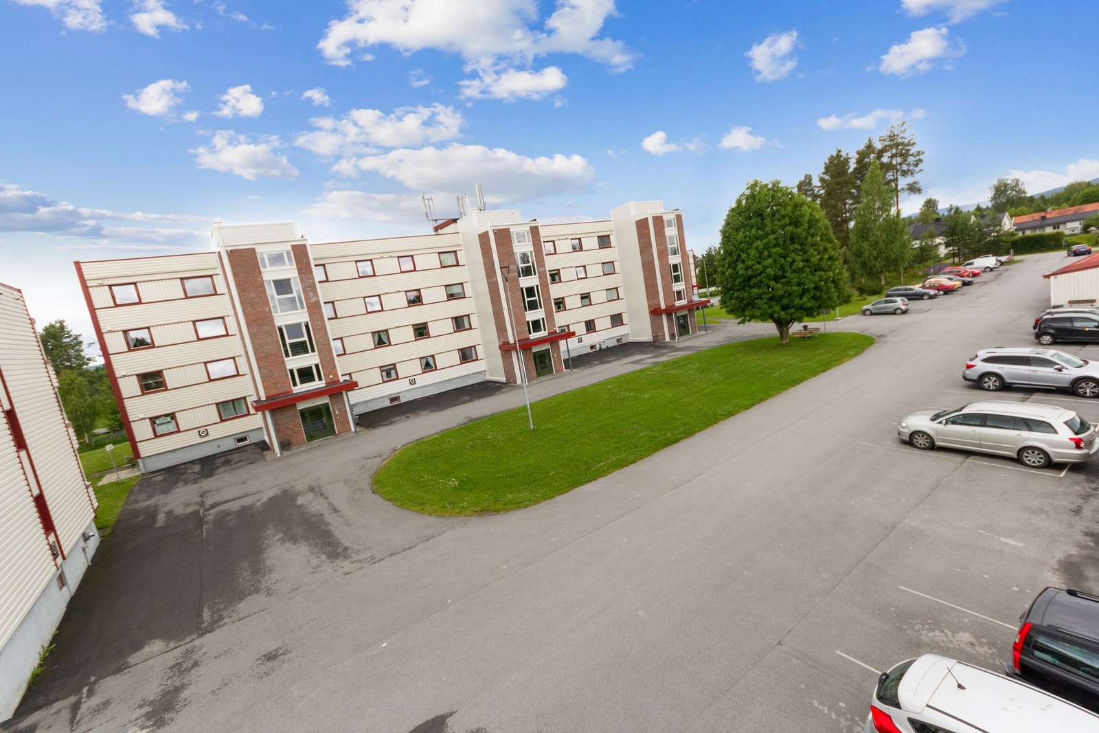 Kommunal adkomstveg, innkjøringen, parkeringsplasser og interne gangveger er asfaltert. Galleribilde