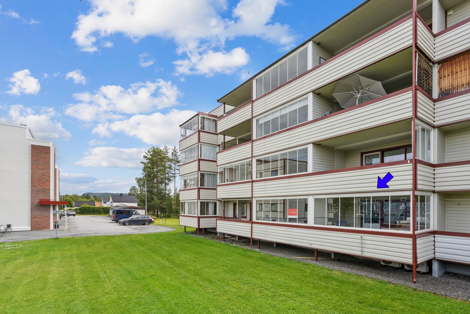 Leiligheten ligger i høy 1. etasje i en boligblokk med 4 etasjer. Galleribilde