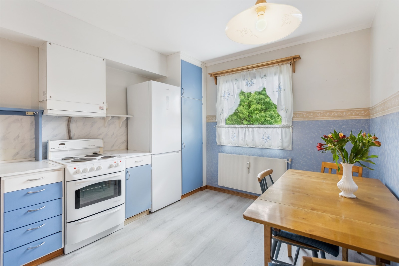 Kjøkkenet har nyere oppvaskmaskin og kombiskap som kan medfølge i salget Galleribilde