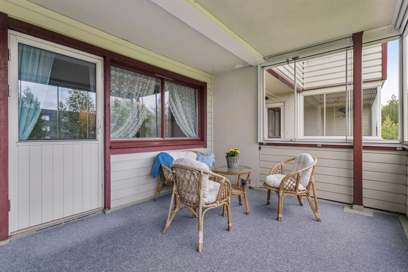 Fin balkong med plass til to sittegrupper Galleribilde