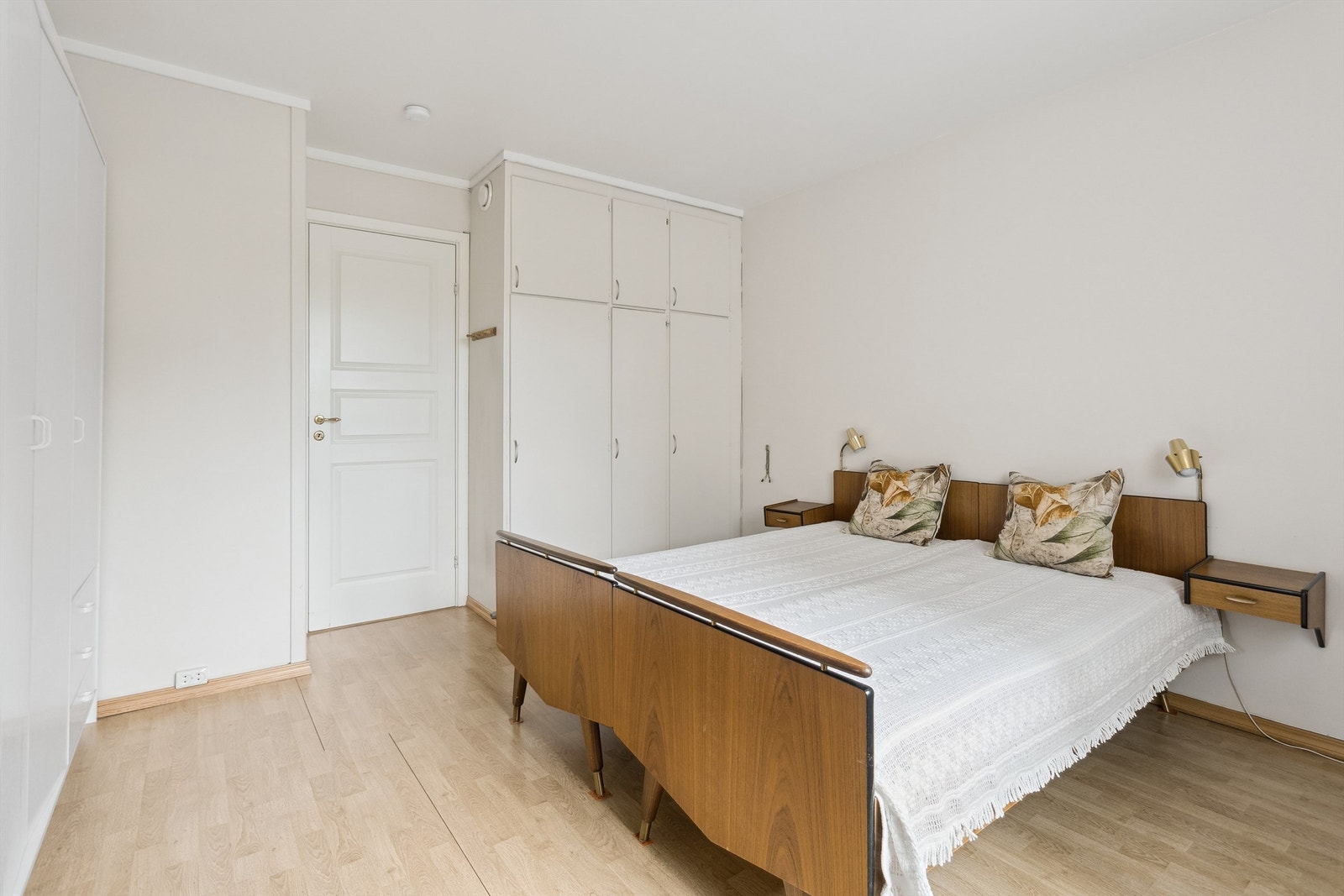 Soverommet har både et plassbygget og et frittstående garderobeskap Galleribilde