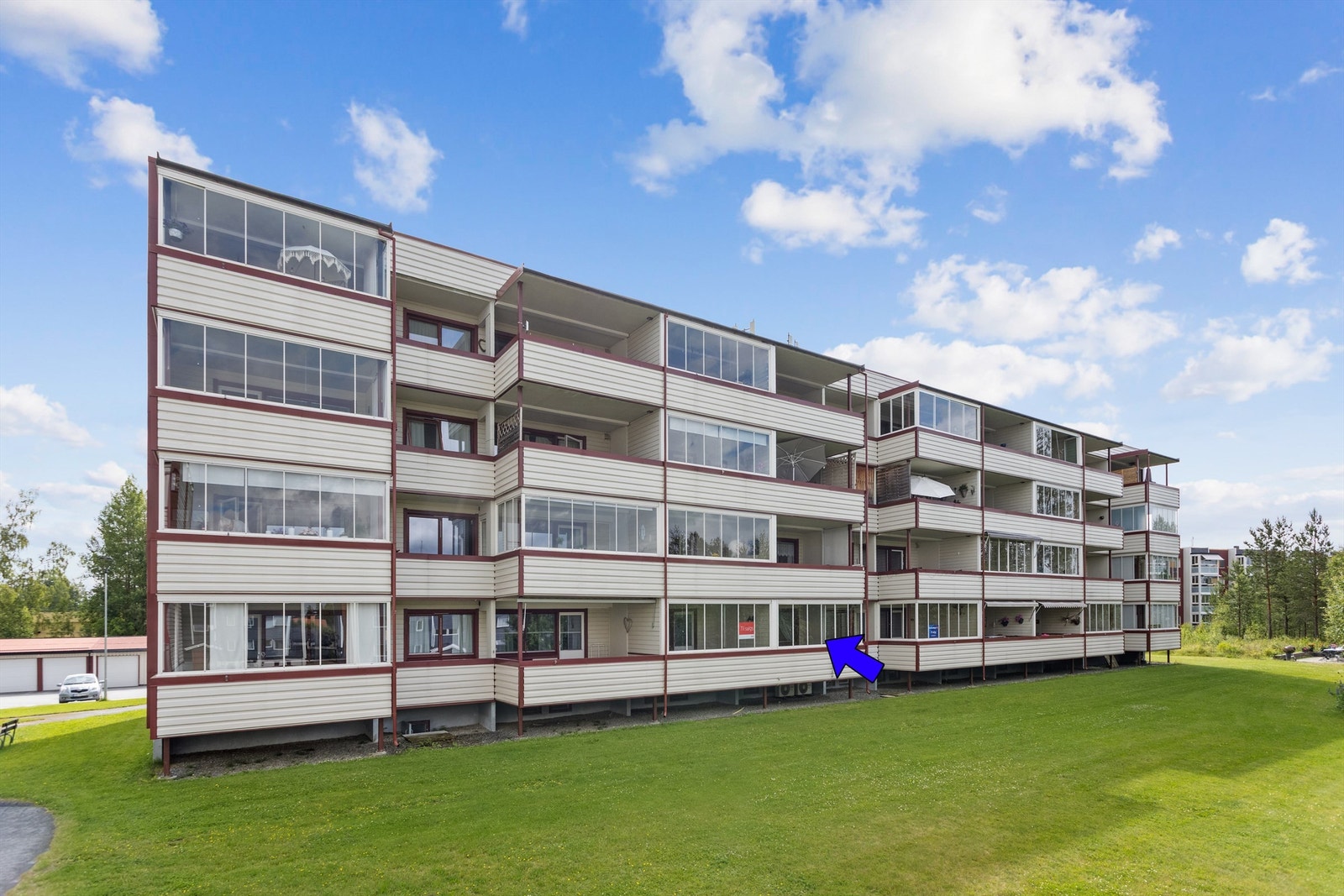 Fasade. Leiligheten ligger i 1. etasje der pilen anviser Galleribilde