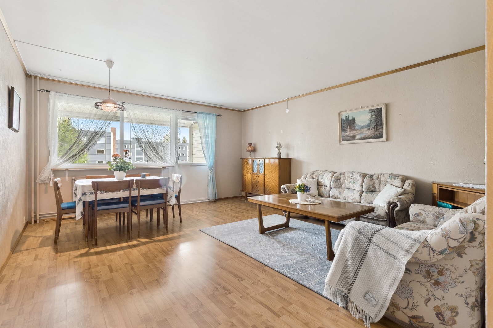 Leiligheten har en trivelig og romslig stue med plass til både spisestue og salonggruppe Galleribilde