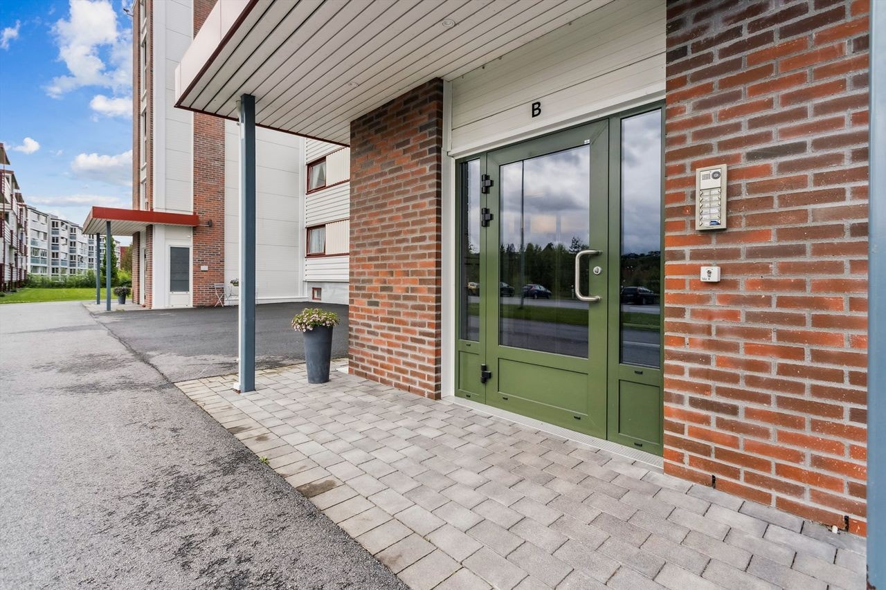 Velkommen til Andreas Grøttings veg 17B! Ringeklokke med callinganlegg og overbygget inngangsparti Galleribilde