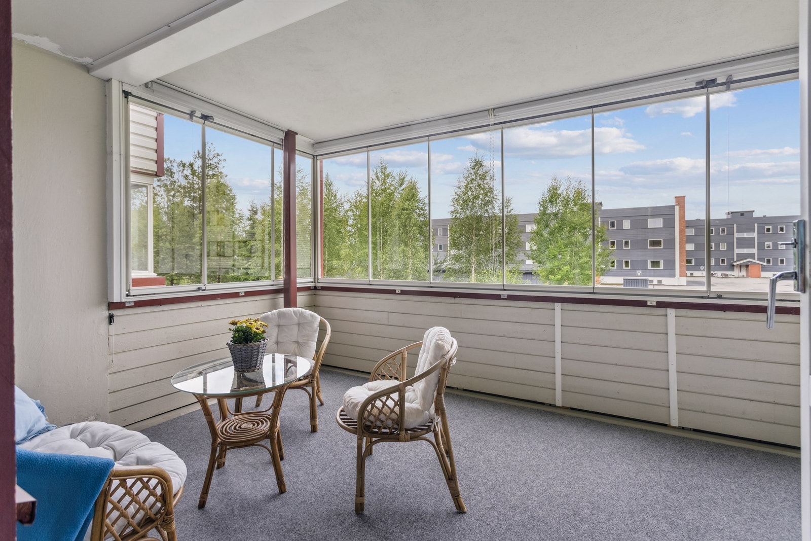 Balkongen er innglasset, er på ca 13 kvm og har god avstand og fint utsyn til neste blokk Galleribilde