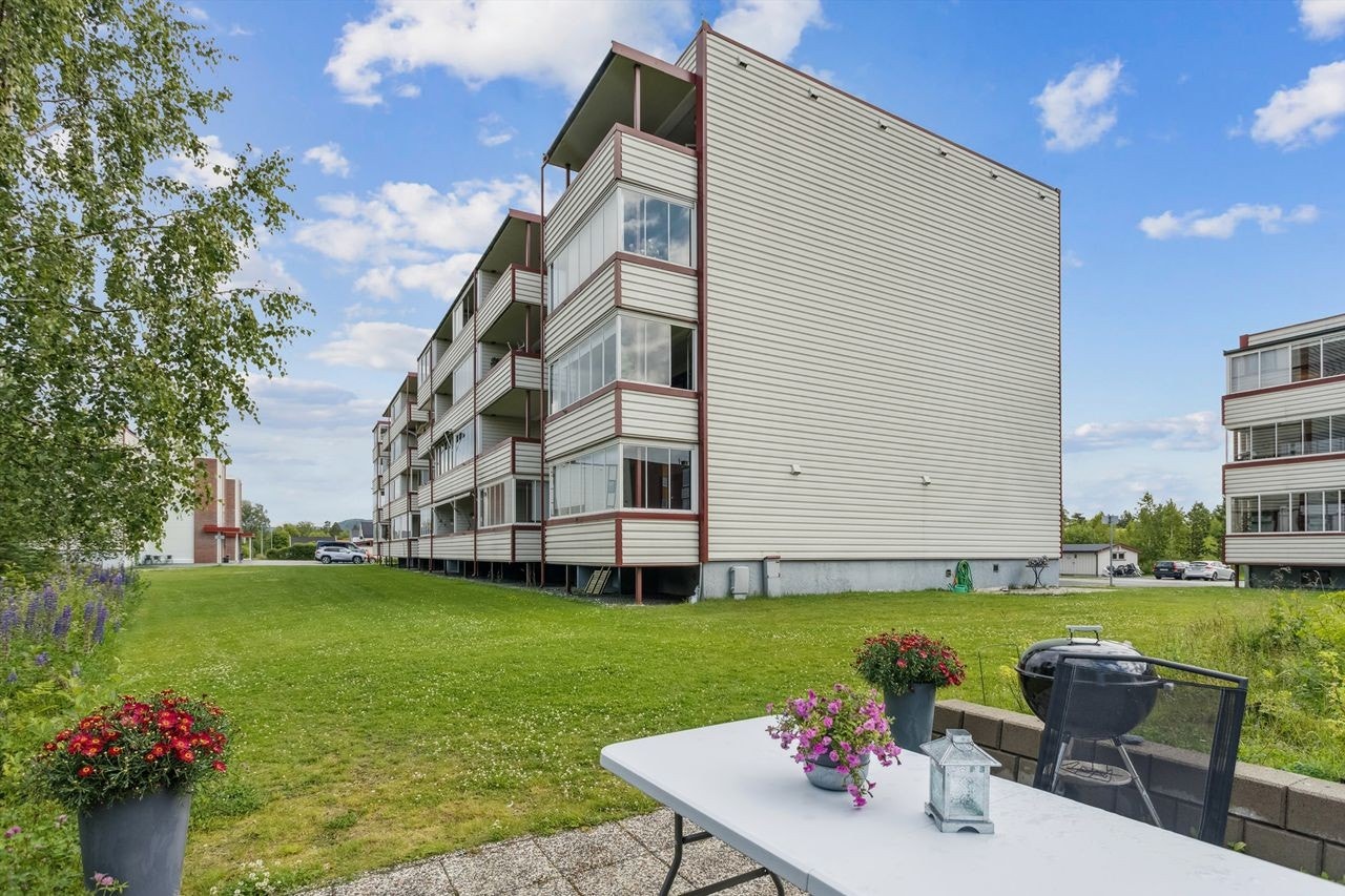 Borettslagets felles tomt er opparbeidet med plen og diverse beplantning av blomster, bed, busker og trær. Det er luftig og åpent mellom blokkene. Galleribilde