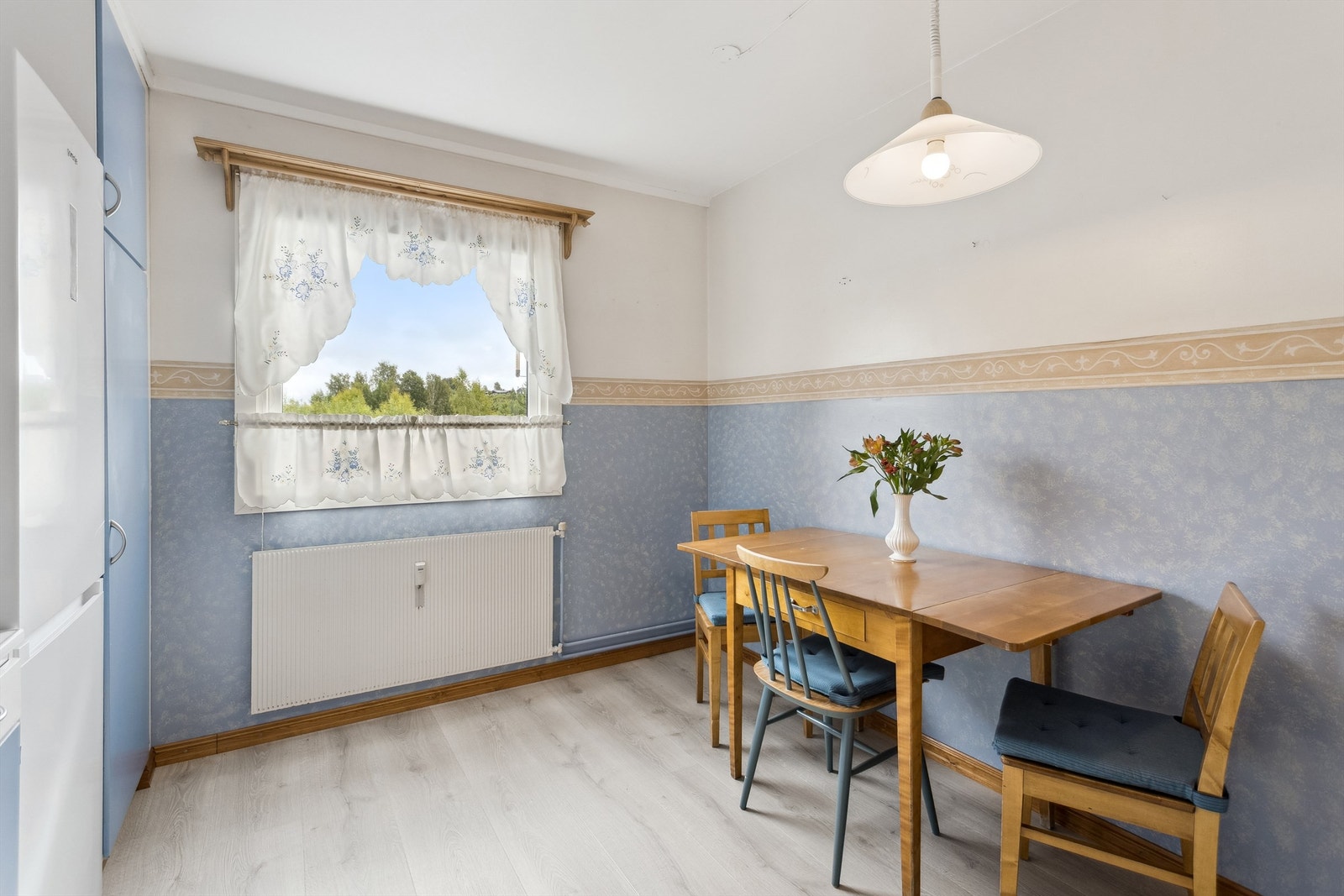 Fin spiseplass på kjøkkenet. Det er nyere gulv på kjøkkenet Galleribilde