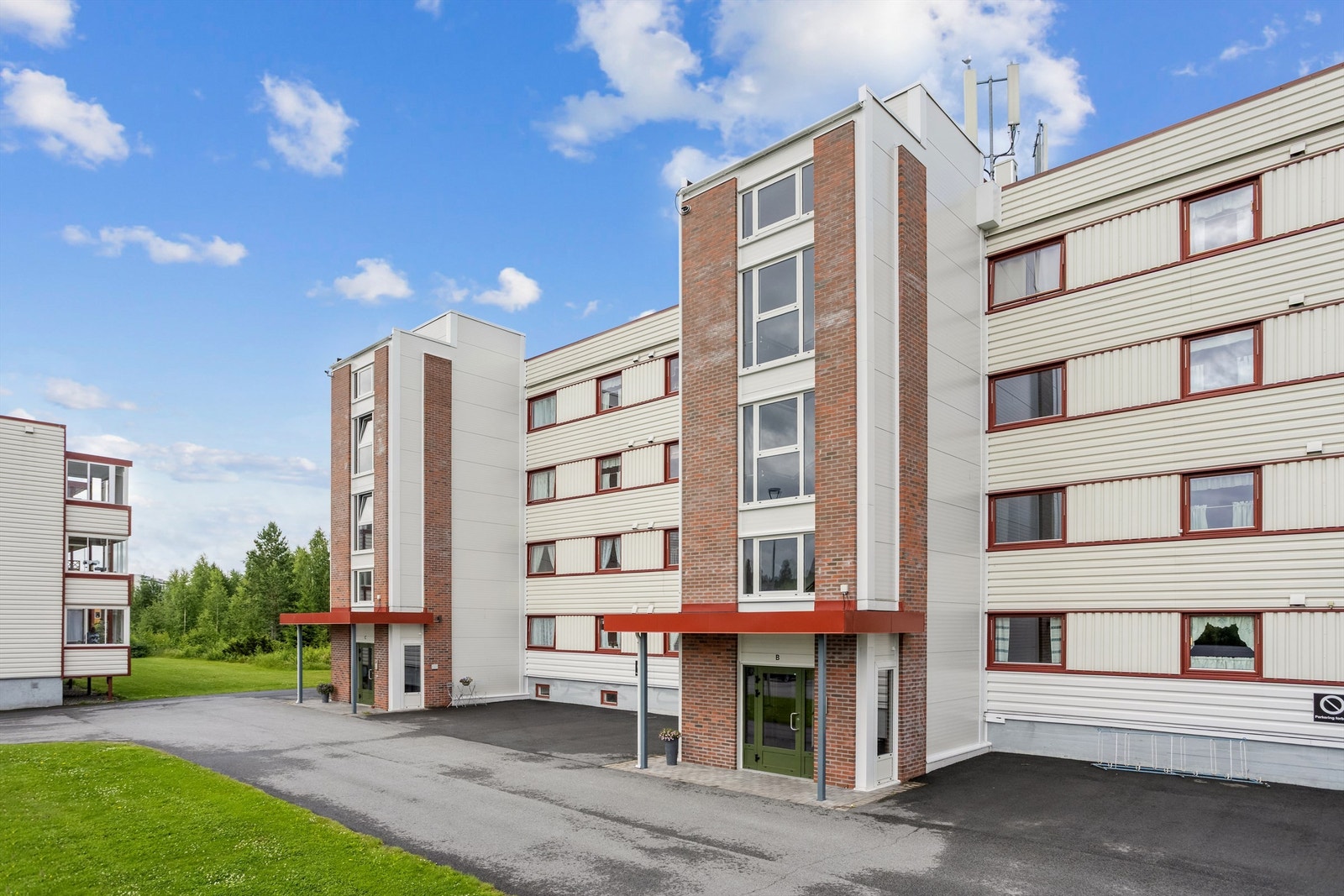 Blokka har nyere inngangsparti i forbindelse med at det ble bygget heis til hver oppgang Galleribilde