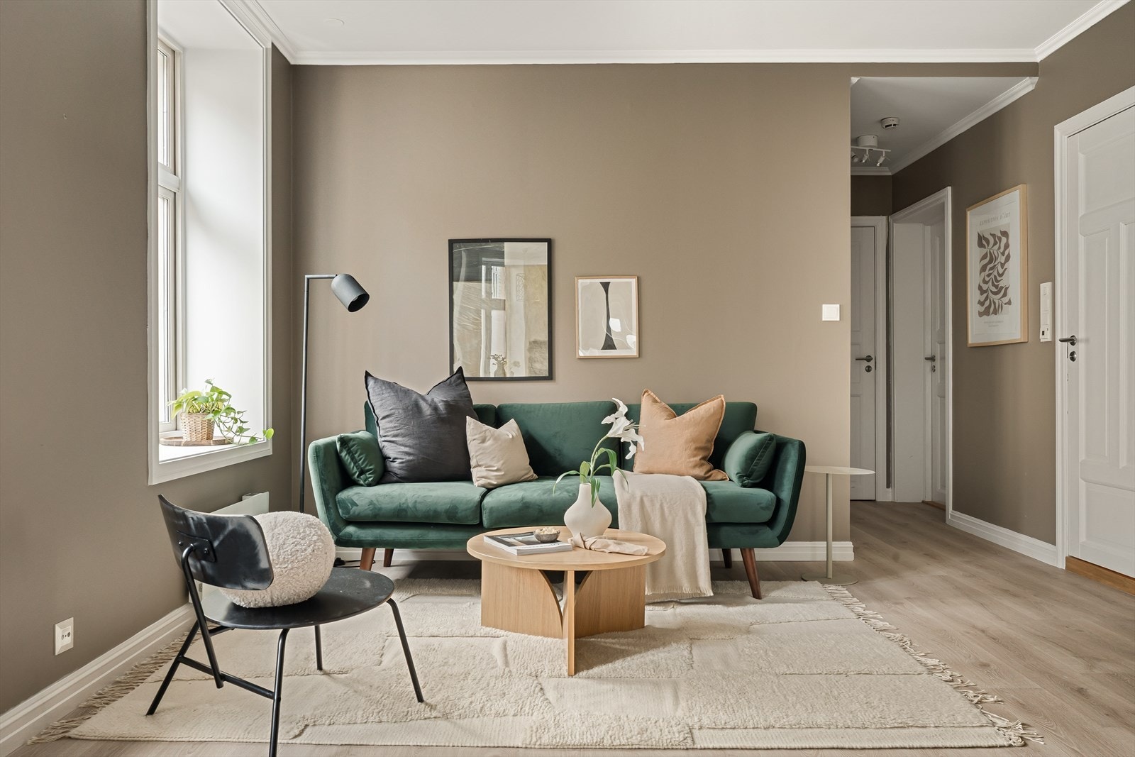 Innbydende stue med masse naturlig lys! Innvendige overflater malt i 2025 samt nytt laminatgulv. Galleribilde
