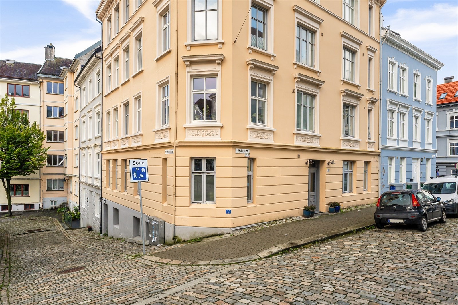 Store deler av leiligheten ligger i en høy 1.etasje med rom en etasje under leiligheten. Galleribilde