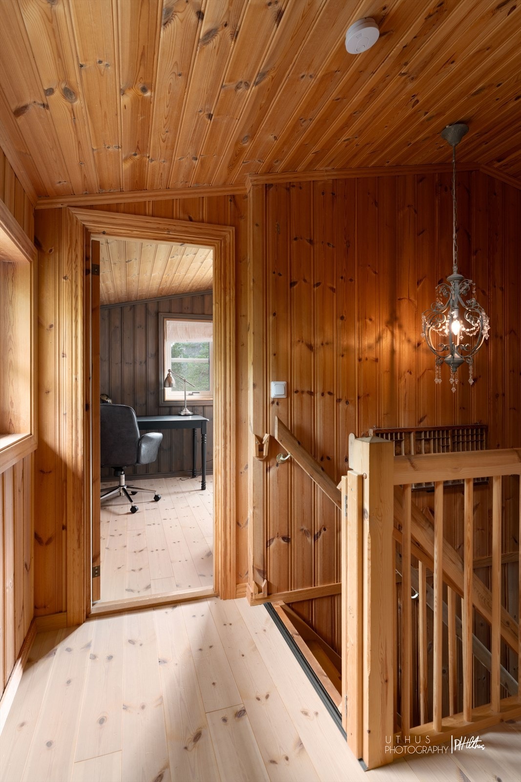 Det naturlige lyset slipper inn i hele hytta Galleribilde