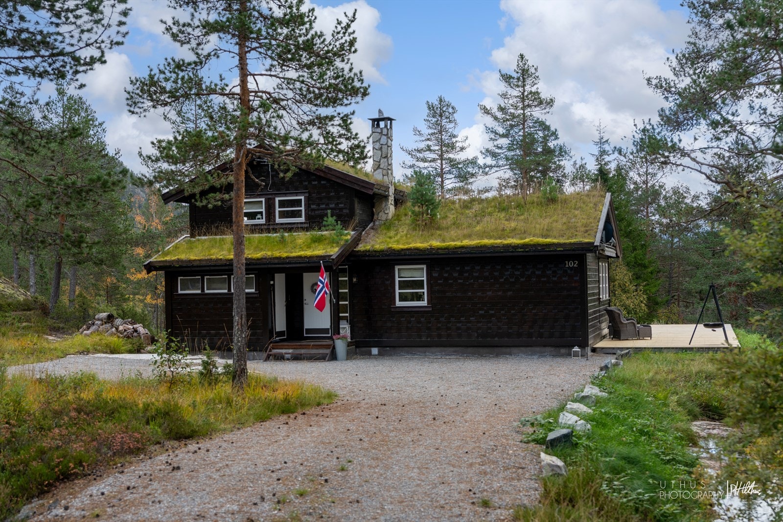 Pent opparbeidet innkjørsel og god plass til biler Galleribilde