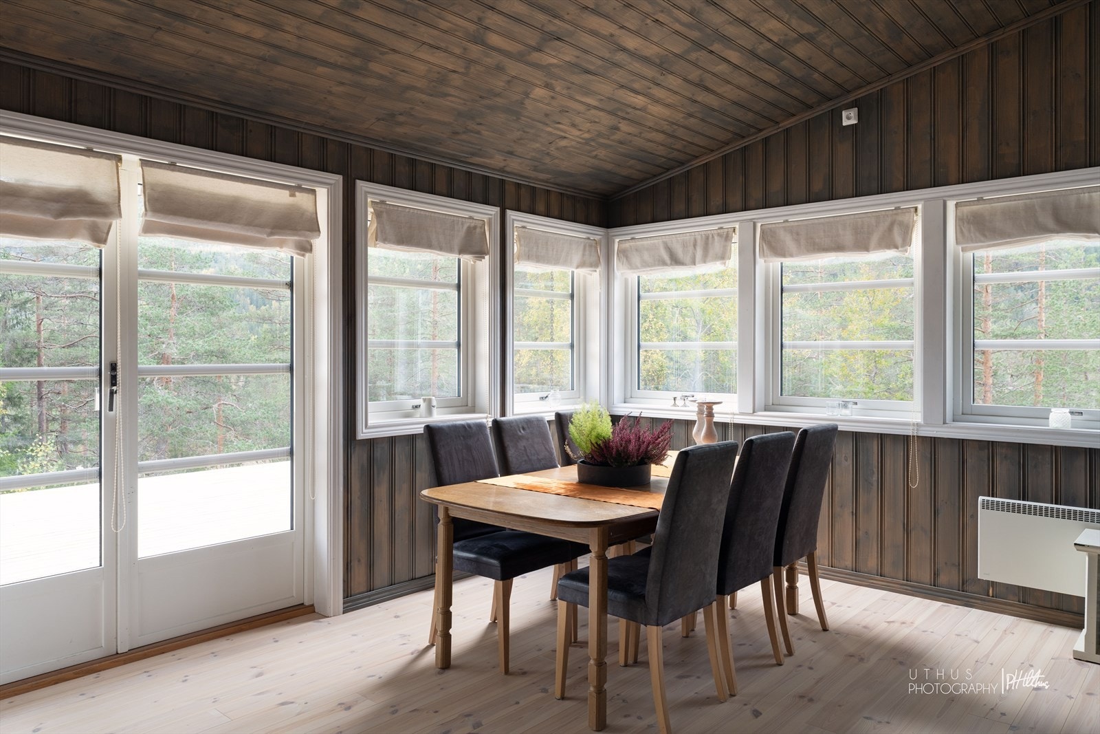 Flott utsikt og rikelig med naturlig lys inn i spisestuen Galleribilde