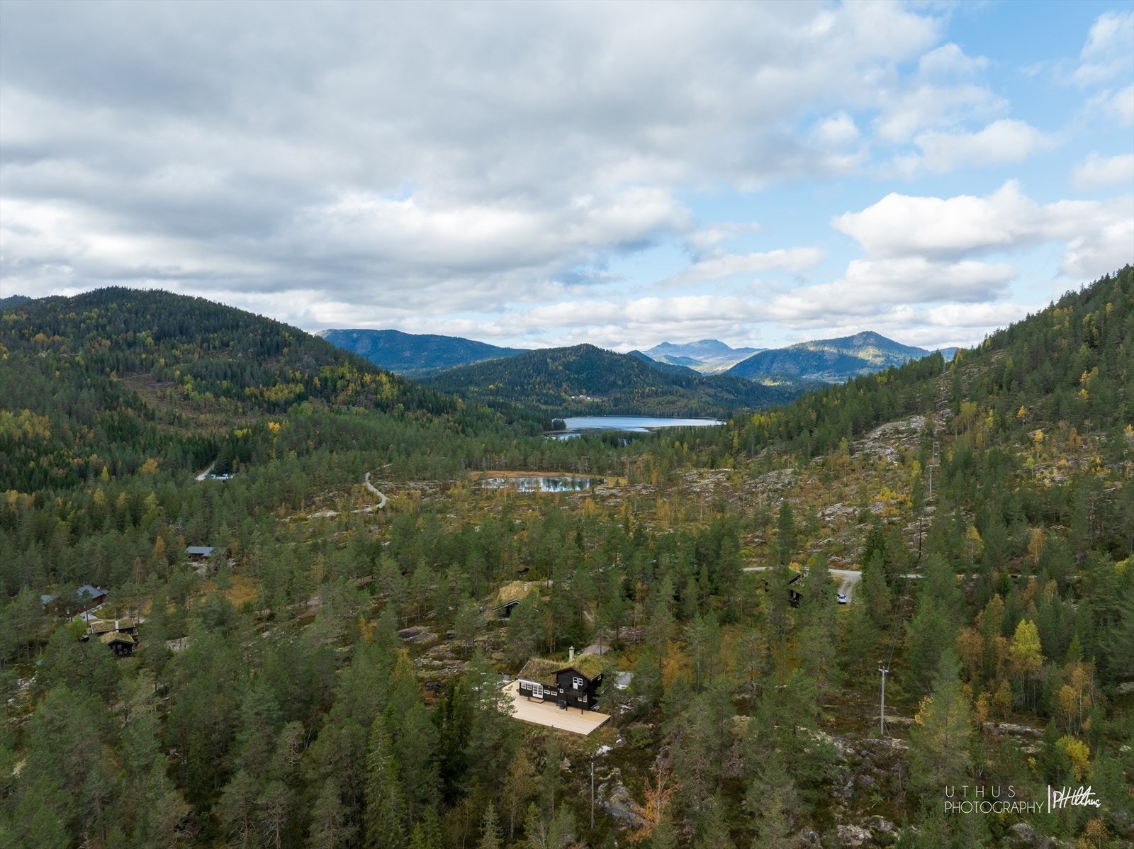 Hytta ligger i et område med storslagen natur Galleribilde