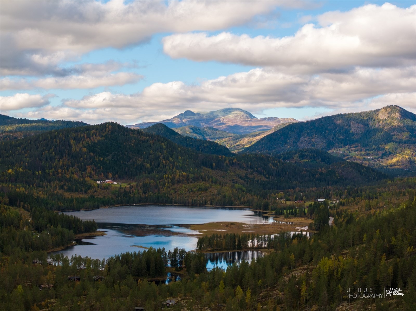 Storslagen natur og fine innsjøer i området Galleribilde
