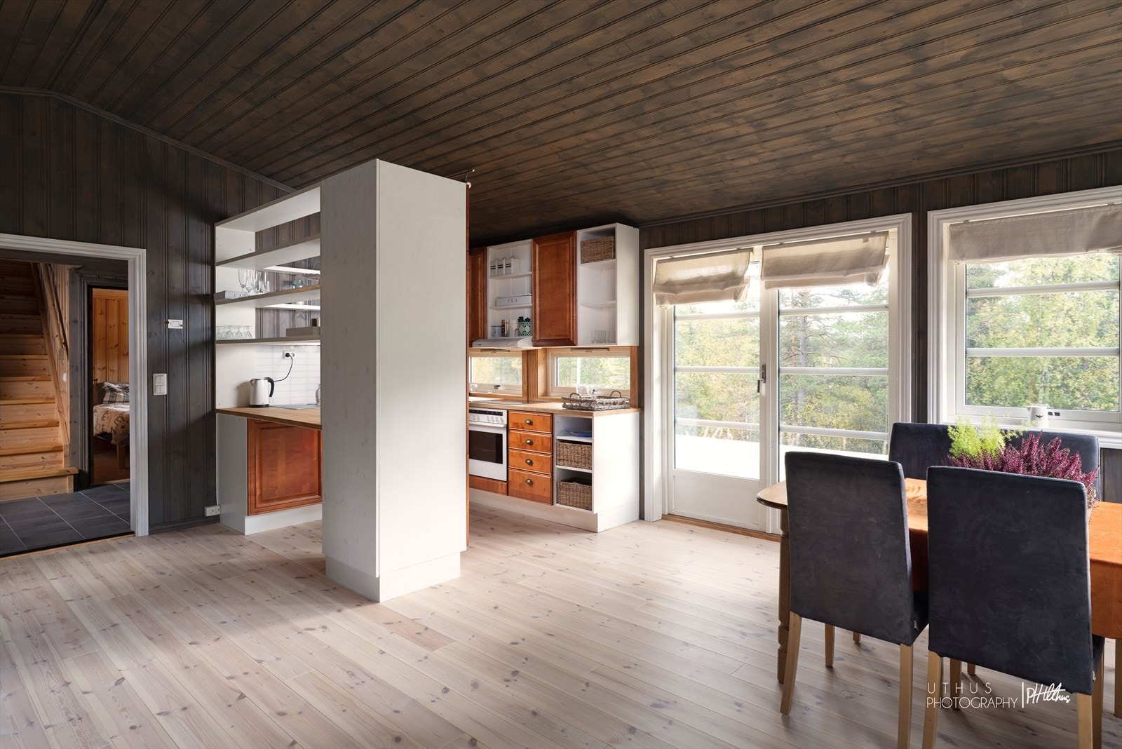 Praktisk og fin plassering av kjøkken og spiseplass Galleribilde